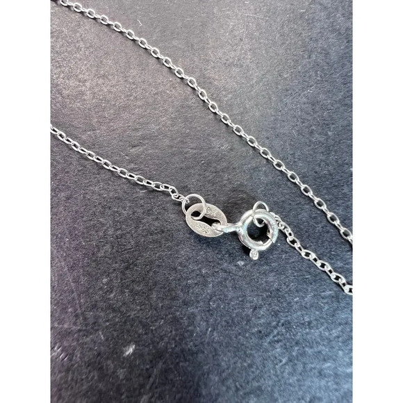 Trilliant cut peridot and sterling silver pendant and 18 inch chain - Picture 7 of 9